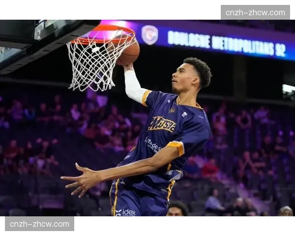 文班亚马护筐威慑力联盟第一 臂展优势压制持球人